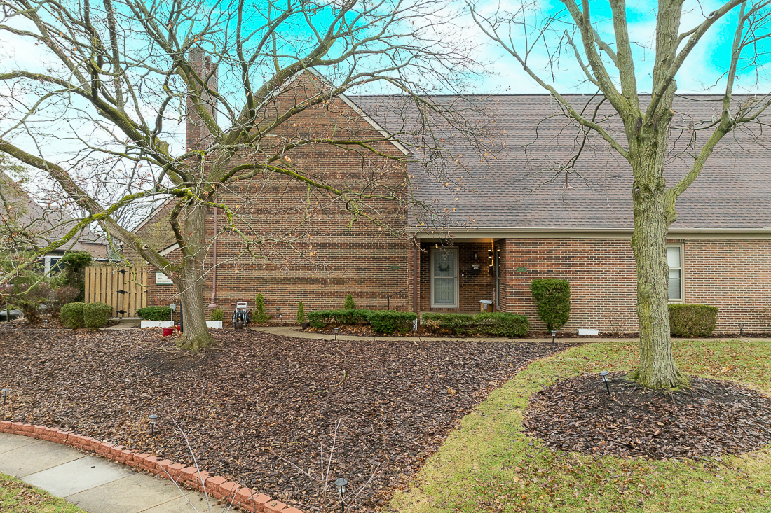 1537 Sandringham Ct.-10