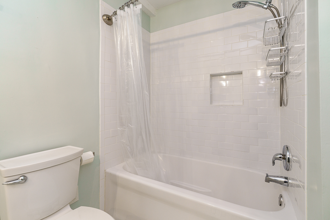 1537 Sandringham Ct.-47