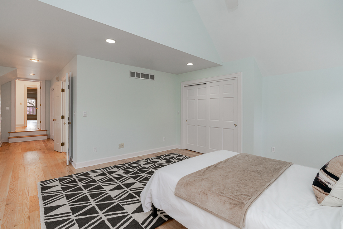 242 e Sycamore St-34