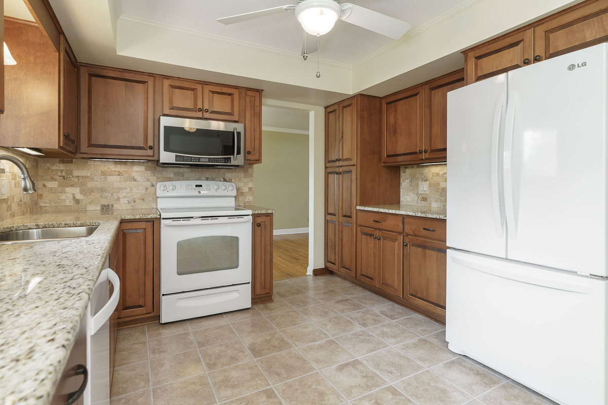 4818 Larwell Dr -23