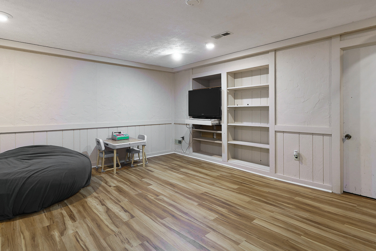 7439 Saunderlane Rd-11