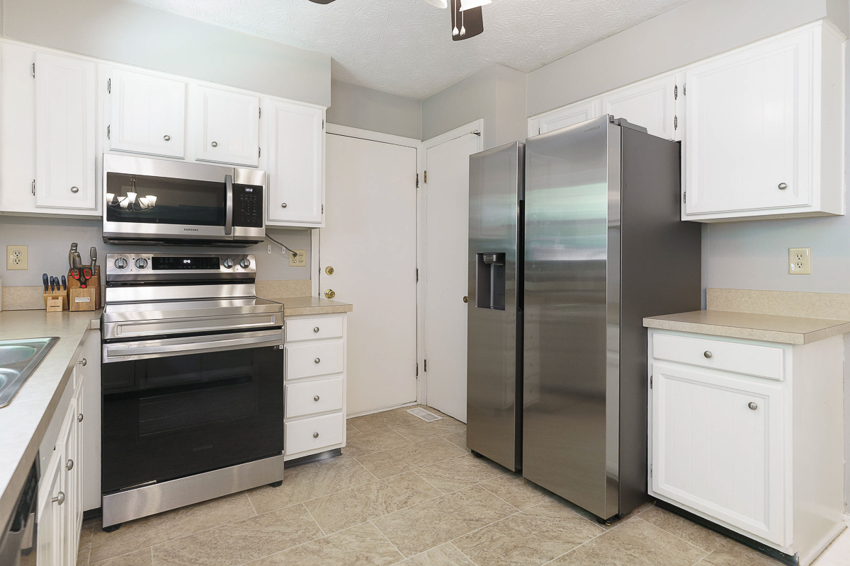 7439 Saunderlane Rd-25