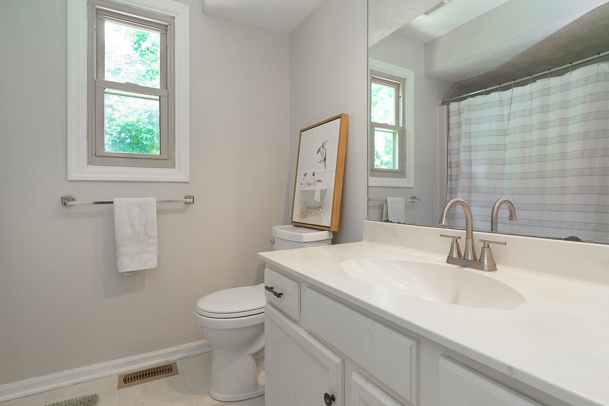 7439 Saunderlane Rd-40